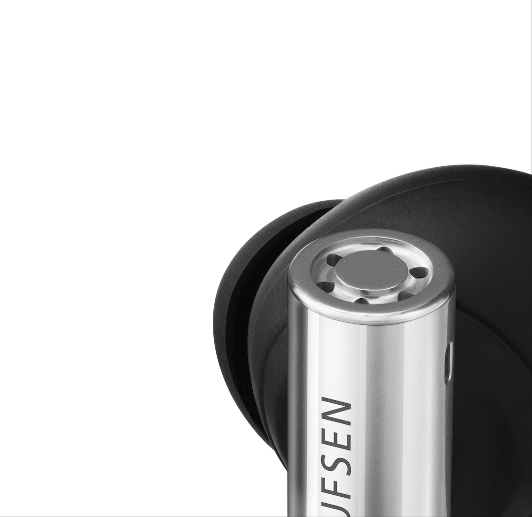 Zoom sur les micros d'un écouteur Bang & Olufsen Beo Grace Natural Aluminium